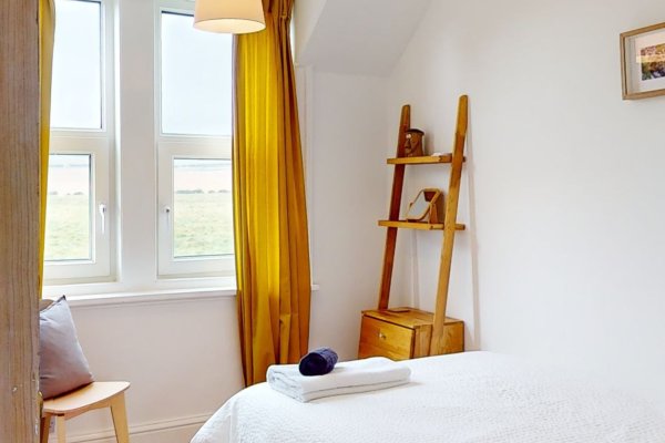 7_Schoolhouse Fenwick-single bedroom with Queen sized bed