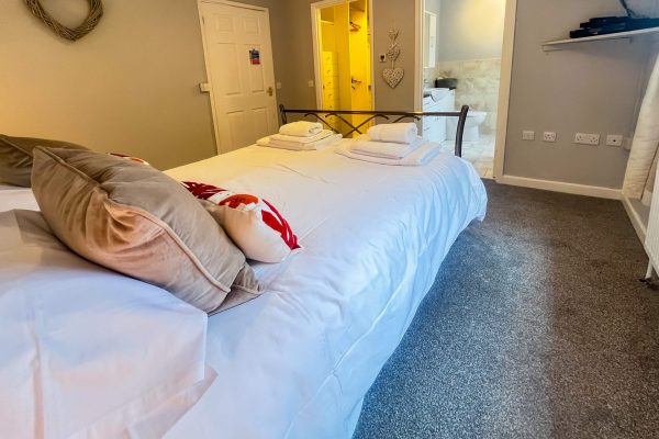 Master bed to ensuite