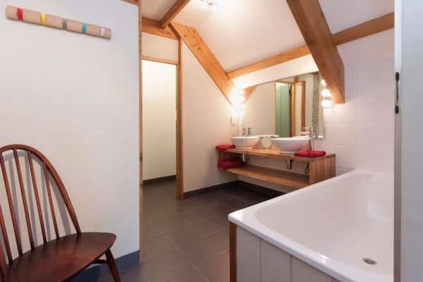 Master ensuite bathroom